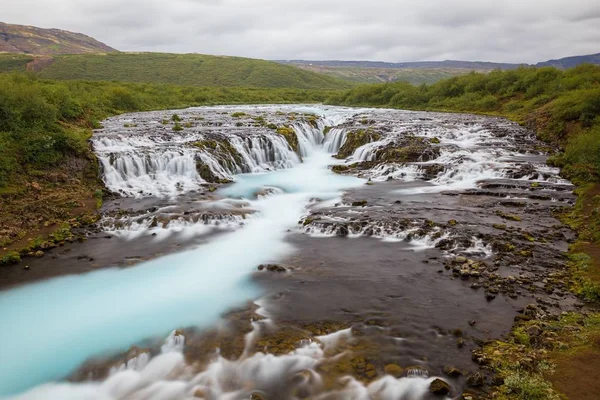 Cascade Bruarfoss Puissante Lumineuse Islande Avec Eau Cyan Brouillée Par — Photo