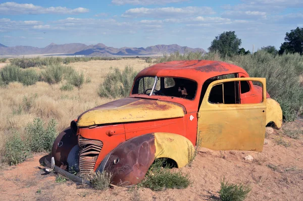 Παλιό Αυτοκίνητο Στην Έρημο — Φωτογραφία Αρχείου