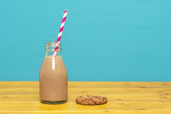 Choklad Milkshake Med Retro Papperssugrör Tredjedel Pint Glas Mjölkflaska Och — Stockfoto