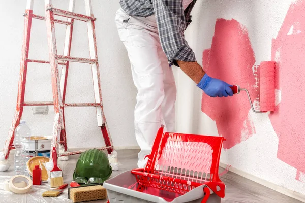 Casa Branca Pintor Trabalhador Macacão Trabalho Branco Com Rolo Pintando — Fotografia de Stock