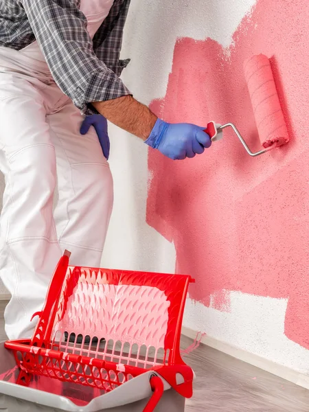 Trabajador Pintor Casa Caucásico Overoles Trabajo Blanco Con Rodillo  Pintando: fotografía de stock © PantherMediaSeller #336479918