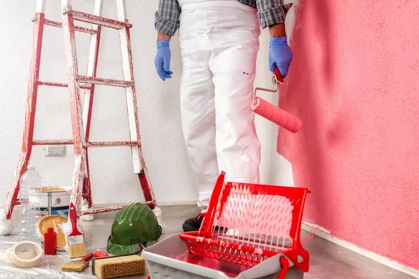 Trabajador Pintor Casa Caucásico Overoles Trabajo Blanco Con Rodillo Pintando — Foto de Stock