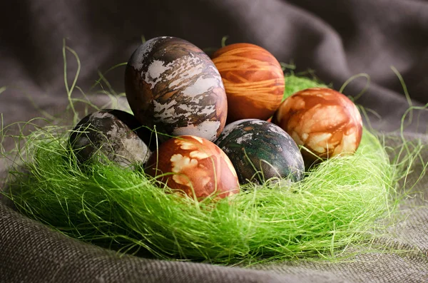 Velikonoční Vajíčka Namalovaná Vejce Falešné Zásuvce Kropenatá Vejce Zeleném Soketu — Stock fotografie