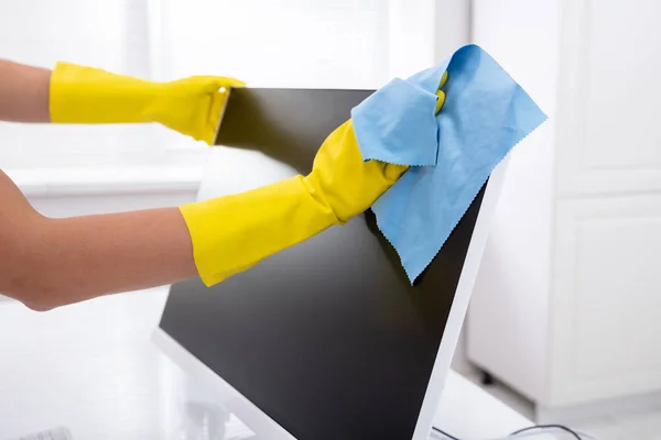 Close Dari Person Hand Cleaning Desktop Layar Dengan Blue Rag — Stok Foto