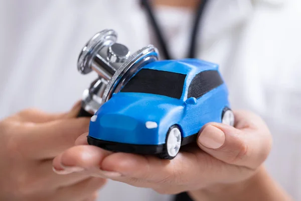 Auto Blu Miniatura Esaminante Della Mano Del Medico Femminile Con — Foto Stock