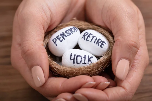 Primer Plano Mano Humana Sosteniendo Nido Con Pensión Texto Jubilación —  Fotos de Stock