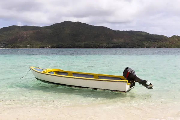 Barca Gialla All Oceano Indiano Tramonto Seychelles — Foto Stock