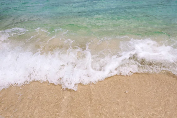 柔らかい波と白い砂と熱帯のビーチの背景 — ストック写真