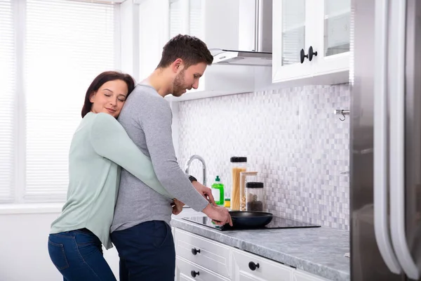 Jovem Marido Fazendo Comida Com Sua Esposa Sorridente Cozinha — Fotografia de Stock