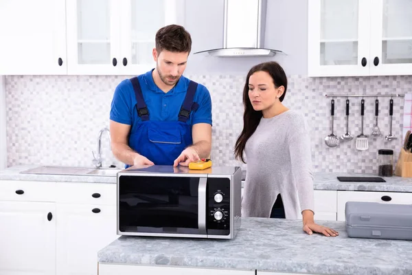 Mujer Bonita Pie Cerca Del Reparador Que Repara Horno Usando —  Fotos de Stock