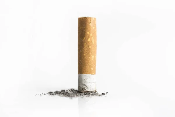 香烟屁股 关闭孤立在白色背景 — 图库照片