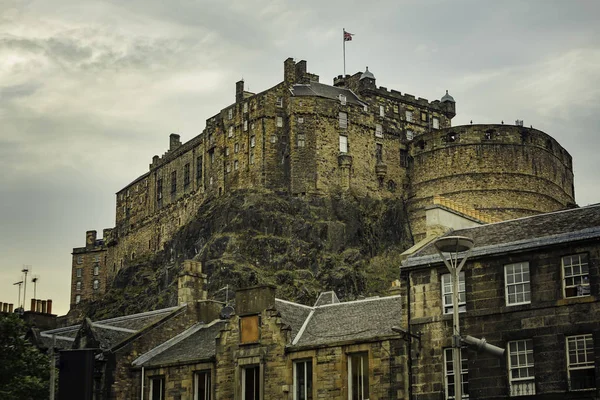 Edinburgh Castle Molnig Dag Från Gatan Nedanför — Stockfoto