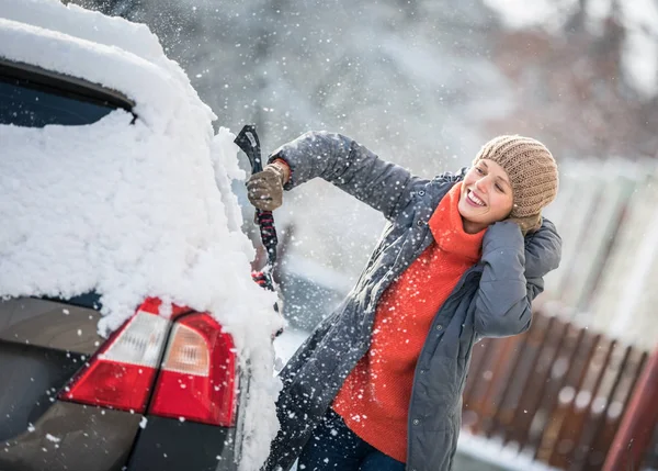 Mujer Bonita Joven Limpiando Coche Nieve Después Una Fuerte Tormenta —  Fotos de Stock