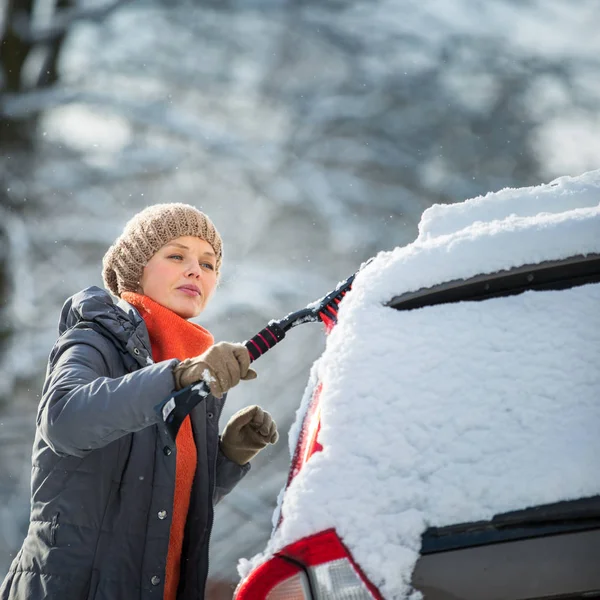 Όμορφη Νεαρή Γυναίκα Καθαρίζει Αυτοκίνητό Της Από Χιόνι Μετά Από — Φωτογραφία Αρχείου
