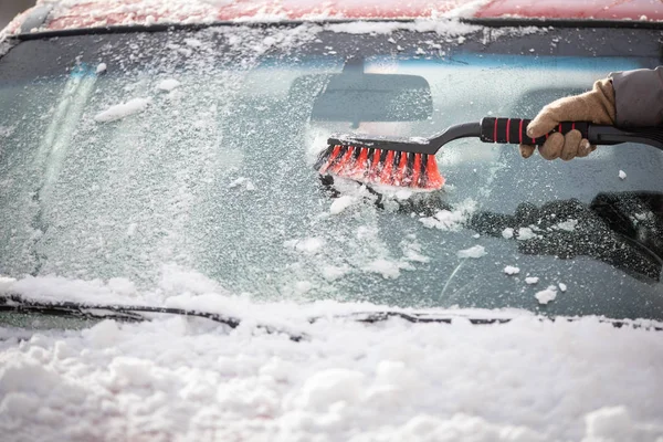 Bella Giovane Donna Che Pulisce Sua Auto Dalla Neve Dopo — Foto Stock