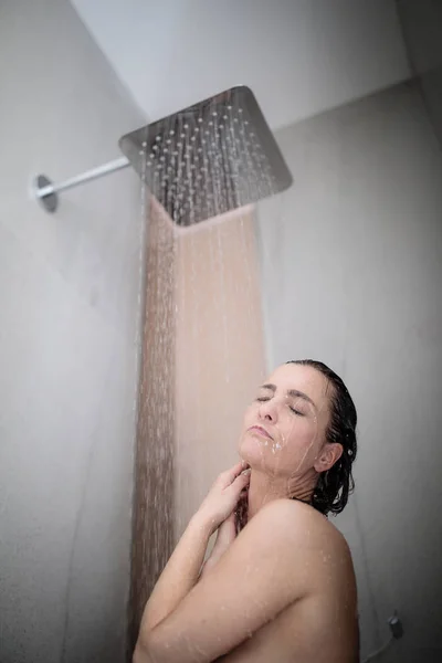 Vrouw Het Nemen Van Een Lange Warme Douche Wassen Van — Stockfoto