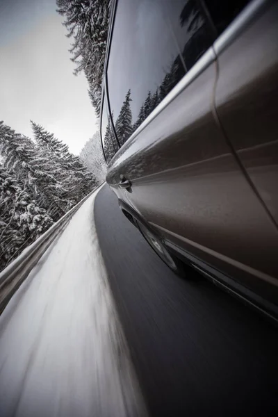 Gyorsan Mozgó Autó Egy Téli Havas Úton — Stock Fotó