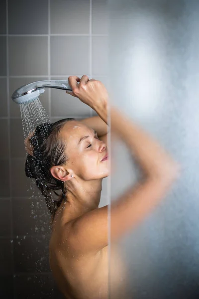 Mujer Tomando Una Larga Ducha Caliente Lavándose Cabello Baño Diseño —  Fotos de Stock