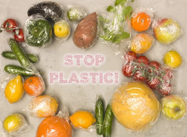 様々な果物や野菜がプラスチック製の箔に包まれ — ストック写真