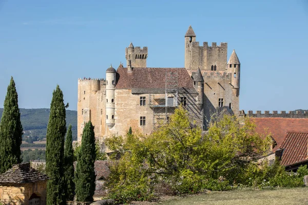 Средневековый Замок Бейнак Возвышается Известняковой Скале Над Рекой Дордонь Франция — стоковое фото