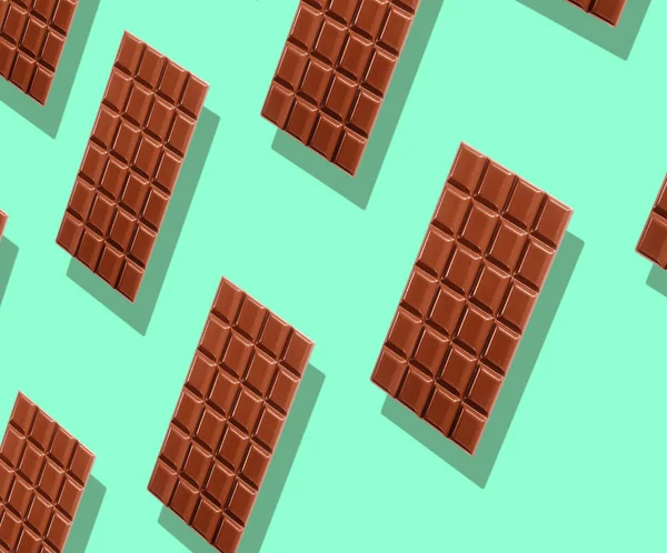 Patrón Deliciosas Tabletas Chocolate Leche Que Cuelgan Sobre Fondo Verde —  Fotos de Stock