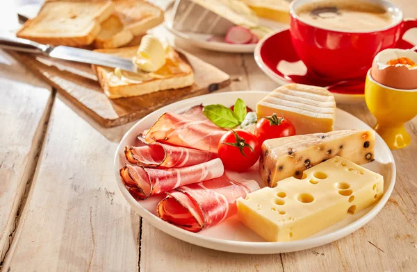 Verschiedene Käsesorten Und Speck Für Sandwiches Auf Weißem Teller Mit — Stockfoto