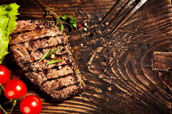 Carne Res Tierna Asada Parrilla Sazonada Madera Rústica Con Grano —  Fotos de Stock