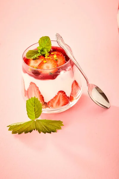 Heerlijk Fruitig Dessert Met Verse Aardbeien Een Romige Mousse Belegd — Stockfoto