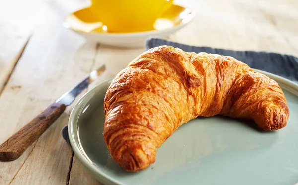 Fresh Baked Flaky French Croissant Served Plate Knife Wooden Table — Stock Photo, Image