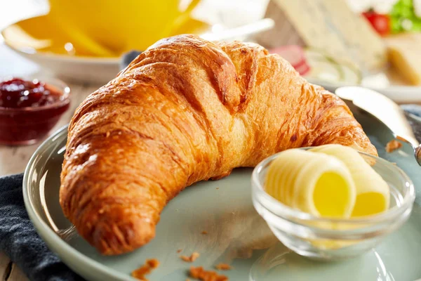 Croissant Entero Recién Horneado Escamoso Servido Con Rizos Mantequilla Vista — Foto de Stock