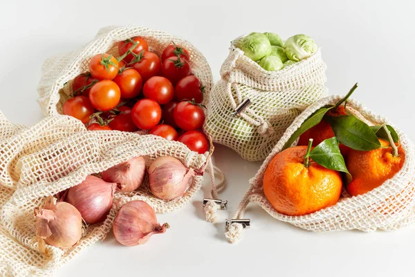 Verse Biologische Levensmiddelen Van Groenten Fruit Verpakt Milieuvriendelijke Herbruikbare Netzakken — Stockfoto