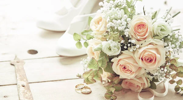 분홍빛 꽃들로 조화를 이루는 각도에서 수있는 부케와 결혼반지 — 스톡 사진