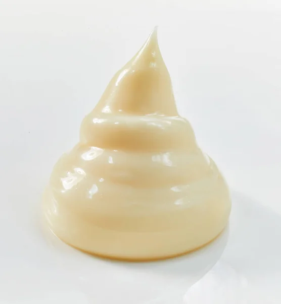 单层蛋黄酱塔 可在近视的白色背景上展示时尚食物 — 图库照片