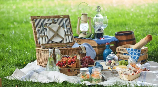 Picnic Estilo Veneciano Sirve Comidas Parque Que Extiende Sobre Una — Foto de Stock