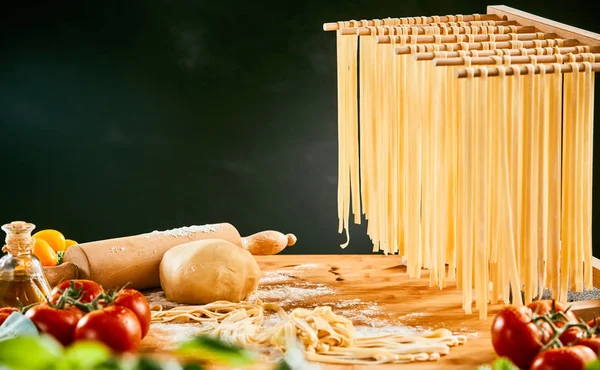 Spaghetti Fatti Casa Appesi Asciugare Con Ingredienti Freschi Cucina Italiana — Foto Stock