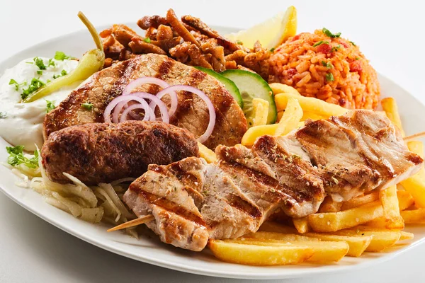 焼き肉の盛り合わせとポテトチップス おいしいご飯とサラダは 地域のギリシャ料理を間近に見ることができます — ストック写真