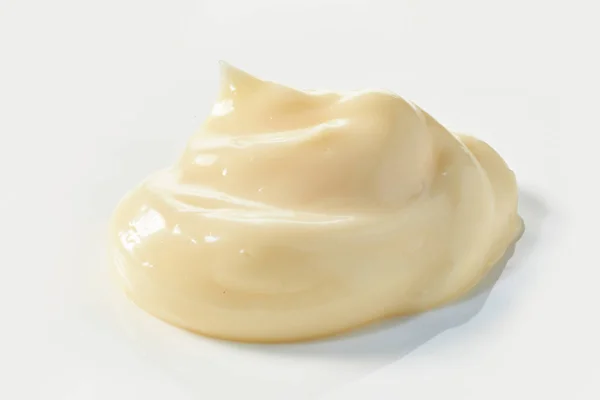 小股蛋黄酱在白色上的扭曲 近距离观察食物造型或广告概念 — 图库照片