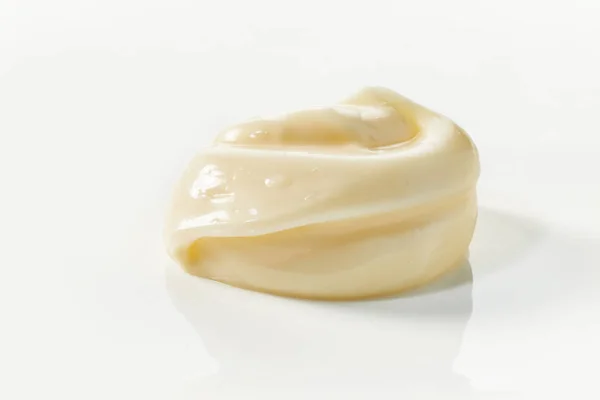 低角度的蛋黄酱的优雅扭曲与反光和复制空间在白色 — 图库照片
