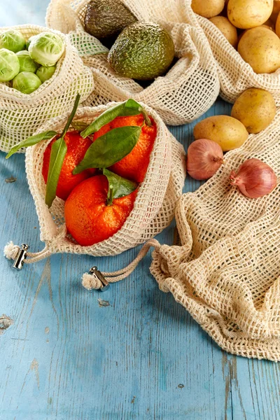 Assortiment Van Biologische Levensmiddelen Herbruikbare Eco Vriendelijke Netzakken Verse Sinaasappelen — Stockfoto