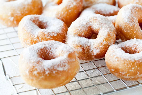 Stelletje Zelfgemaakte Donuts Met Poedersuiker — Stockfoto