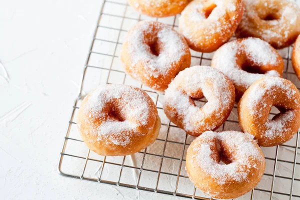 Stelletje Zelfgemaakte Donuts Met Poedersuiker — Stockfoto