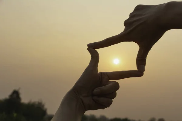 Ręce Dokonywanie Ramki Zachodu Słońca Zbliżenie Ręce Kobiety Gest Ramki — Zdjęcie stockowe