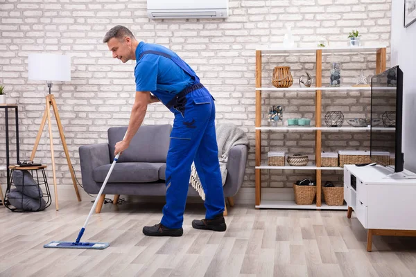Reif Male Janitor Cleaning Floor Mit Mop Bei Zuhause — Stockfoto