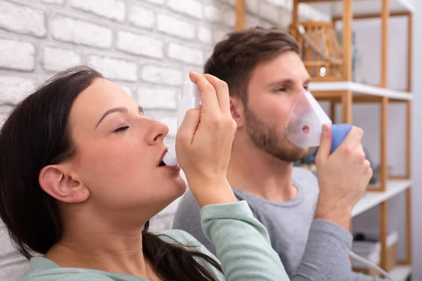 Primer Plano Pareja Que Sufre Asma Usando Inhalador Casa —  Fotos de Stock