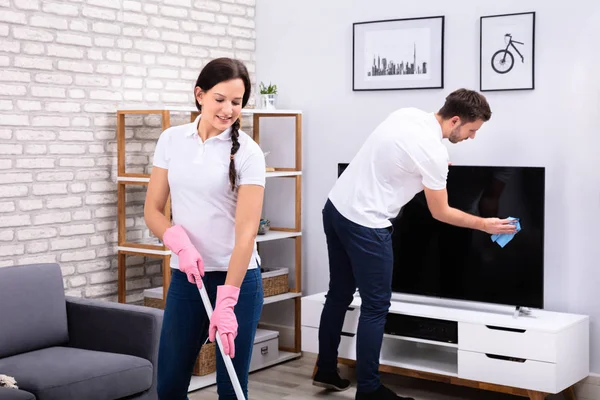 Młodzi Pracownicy Sprzątający Telewizor Podłogę Mopem Gąbką Domu — Zdjęcie stockowe