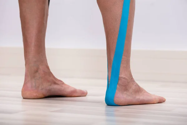 Низький Розділ Чоловічої Терапевтичної Стрічки Нозі — стокове фото