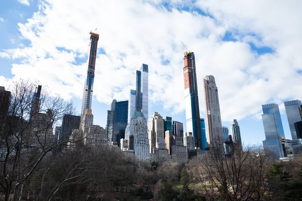 Nowe Budynki Central Parku Nowym Jorku Gołymi Drzewami — Zdjęcie stockowe