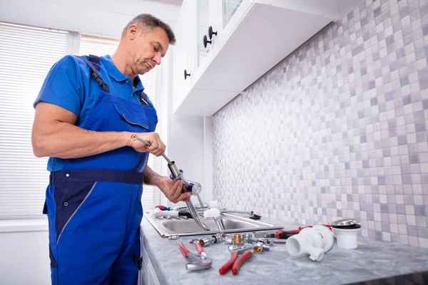 Side View Plumber Fixing Water Tap Kitchen — Stock Photo, Image