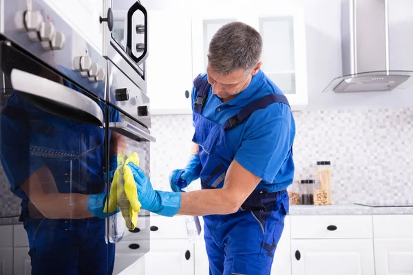 Крупним Планом Усміхнений Чоловік Janitor Очищення Духовка Жовтий Napkin Кухня — стокове фото