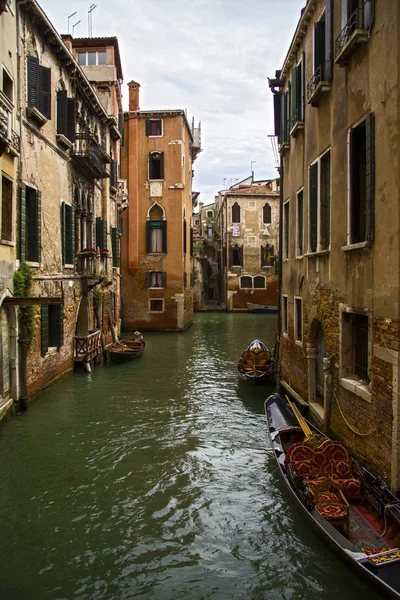 ヴェネツィア イタリアのストリート運河のビュー 緑の水の上に古いヴェネツィアの家やゴンドラのカラフルなファサード 進行中のプロジェクトを編む 糸玉と編み針で編んだもの — ストック写真